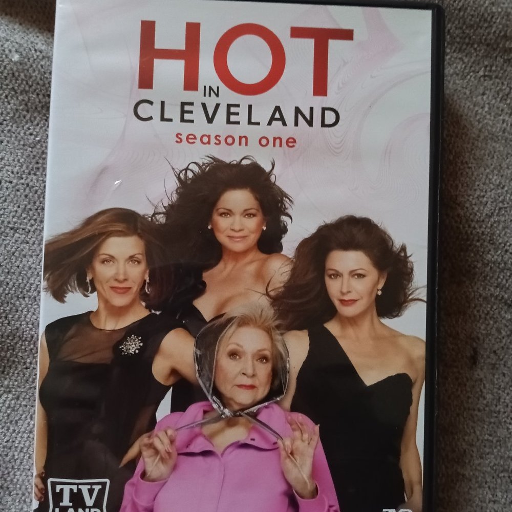 HOT IN CLEVELAND SEASON ONE DVD SET